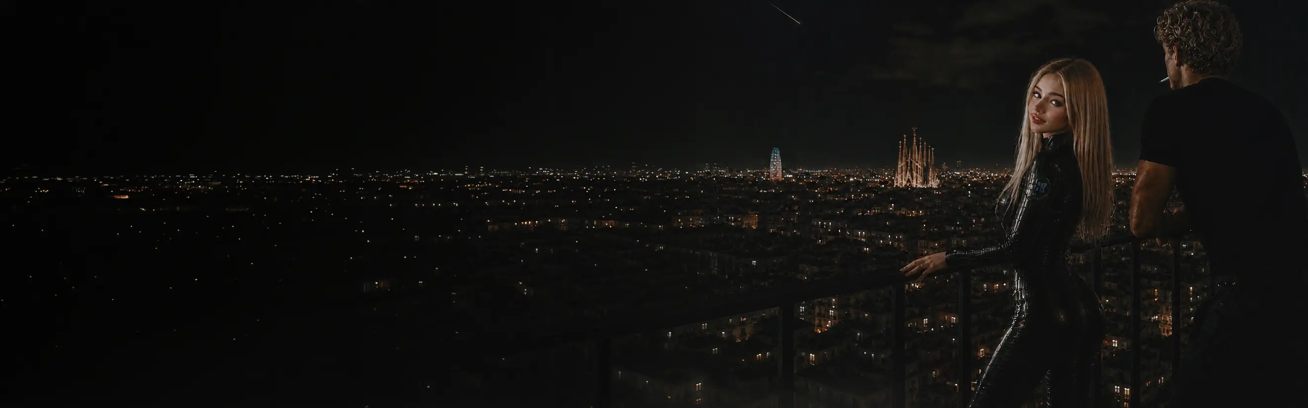 León y Vanessa contemplan Barcelona de noche desde una terraza, símbolo de la frontera entre la Tierra simulada y la galaxia exterior.